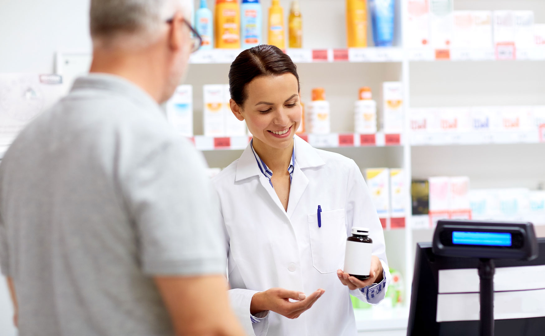 Profesional sanitaria atendiendo a una paciente